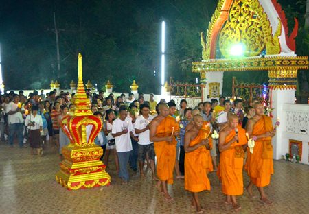 Monks from Wat Bunsamphan, Soi Khao Noi, lead citizens in the Wien Thien around the temple.