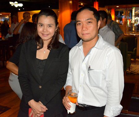 (L to R) Mittana Chamoyklang, Account Sales Manager of Pattaya Marriot Resort & Spa and Neil Maniquiz, Head of Bangkok Hospital Pattaya International Marketing Department.