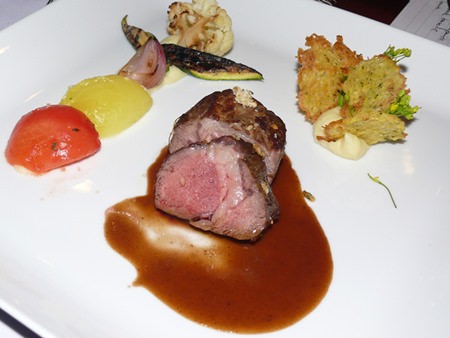 The lamb loin was taken with the Coronas D.O. Catalunya 2011 (B. 2,900); the wine and the food matched brilliantly again.