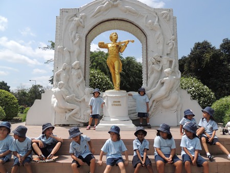 Year 1 students appreciate a statue of Strauss.