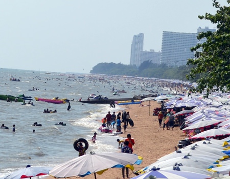 Sandy seascapes from Naklua to Sattahip were packed - as were the roads connecting them - on Labor Day May 1 as families and individual workers took a break to enjoy sea and seafood. 