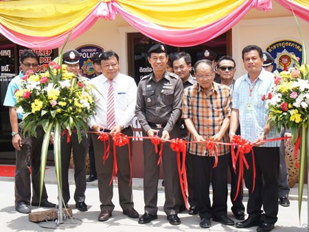 Maj. Gen. Khatcha Thatsart (center), Nongprue Mayor Mai Chaiyanit (2nd right) and Athirot Thanasinpiyarom, the president of the Chonburi Police Administrative Audit Committee (left) cut the ribbon to officially open the new police box.