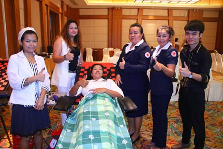 Sukanya Wongdornma (center), Financial Controller, and Natthapaporn Noichan-ad (2nd left), F&B Marketing Manager of Centara Grand Mirage Beach Resort Pattaya, taking donate blood to nurses from National Blood Center 3, Thai Res Cross, and members of Banglamung Red Cross.