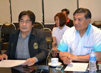 Deputy Mayor Ronakit Ekasingh (left) and Group Captain Weerayuth Dityasarin (right), President of the Royal Aeronautic Sports Association announce the event.