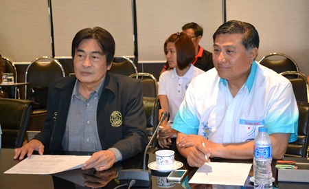 Deputy Mayor Ronakit Ekasingh (left) and Group Captain Weerayuth Dityasarin (right), President of the Royal Aeronautic Sports Association announce the event.