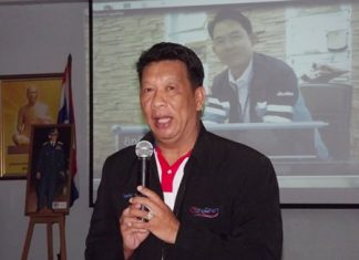 Praiwan Arromchuen, member of Pattaya’s city council, leads discussion with community leaders.