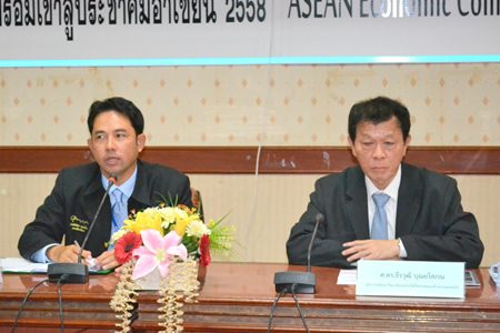 Mayor Itthiphol Kunplome (left) and Theerawut Banyasopon (right), director-general of King Mongkut’s University of Technology North Bangkok, outline a three-phase project to solve Pattaya flooding woes.