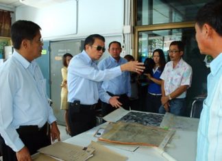 Banglamung District Chief Sakchai Taengho (second left) instructs authorities to protect public property.