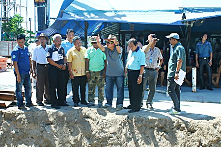 Deputy Mayor Verawat Khakhay (center) leads Pattaya administrators on an inspection visit of the flood-drainage work at Wat Boonkanjanaram Soi 4.
