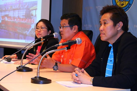 Deputy Mayor Verawat Khakhay (center) announces that more than 3 1/3 rai of land illegally blocking the South Pattaya storm-drainage canal has been cleared.