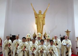 Rev. Peter Pattarapong Srivorakul (front row, 2nd left), president of the Father Ray Foundation, taking a picture before the church’s festivities.