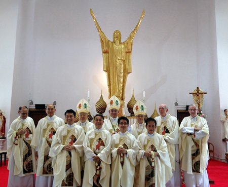 Rev. Peter Pattarapong Srivorakul (front row, 2nd left), president of the Father Ray Foundation, taking a picture before the church’s festivities.