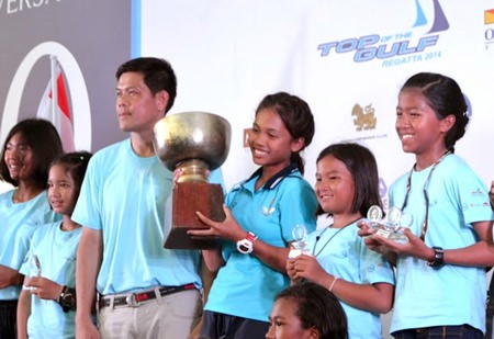 Sutida Poonpat (center) holds the trophy after winning the Optimist National Championships. (Photo/TOG Regatta)
