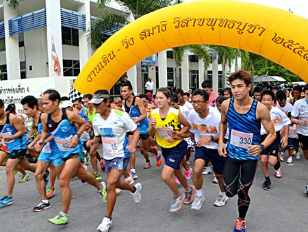 Participants begin the walk-run event for Visakha Bucha Day on May 13 at the TAT office on Pratumnak Hill, south Pattaya.