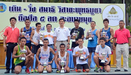 Leading runners in the men’s under-40 event pose with their trophies.