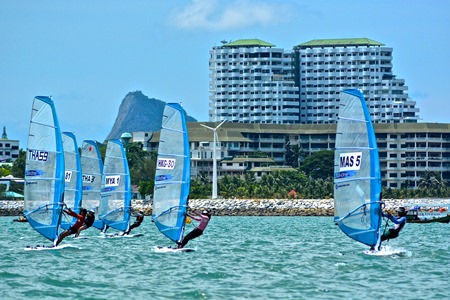 21 racers from 7 nations took part in the RS:One Asian Championships, held for the first time in Thailand at the 2014 Top of the Gulf Regatta. (Photo by Kah Soon Ho)