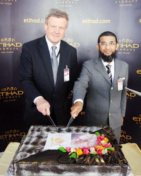Kirk Albrow (left), Etihad Airway’s General Manager Thailand, and Chawalit Samadi (right), Etihad Airway’s Bangkok Duty Manager, during the 10th anniversary celebration of Etihad Airways operations in Thailand