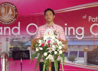 Pattaya Mayor Itthiphol Kunplome presides over the opening ceremony of the Pattaya City School 11 Bank.