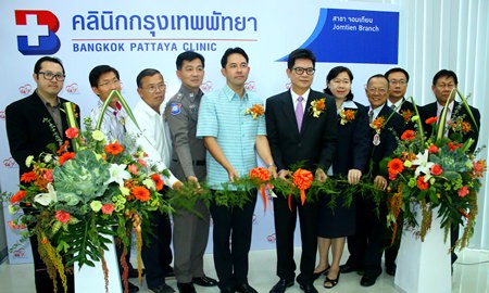 Mayor Itthiphol Kunplome (center) and BHP Director Dr. Pichit Kangwolkij cut the ribbon to open the new clinic in Jomtien.