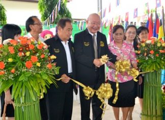 Deputy Mayor Wattana Chantanawaranon cuts the ribbon to officially open the event.