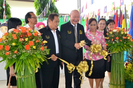 Deputy Mayor Wattana Chantanawaranon cuts the ribbon to officially open the event.