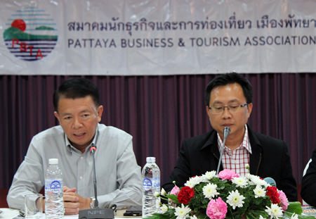 Banglamung District Chief Sakchai Taengho (left) and PBTA President Sinchai Wattanasartsathorn (right) preside over the monthly meeting of the PBTA.
