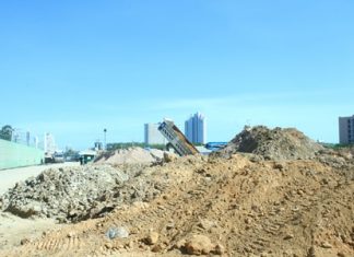 Area residents are suffering a large dust problem due to this large sand depot in South Pattaya.