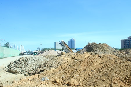 Area residents are suffering a large dust problem due to this large sand depot in South Pattaya.