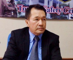 Pattanachart Kritdibaworn of the Tourism and Sports Ministry meets with local TAT officials to review progress on tourism-related initiatives.