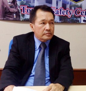 Pattanachart Kritdibaworn of the Tourism and Sports Ministry meets with local TAT officials to review progress on tourism-related initiatives.