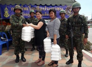 Military continues checkpoints in Pattaya, Sriracha People brought food and drinks to give the officers as support and to say thanks.