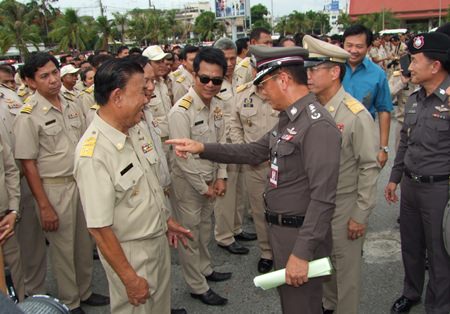 Assistant Commissioner General Lt. Gen. Chaiyong Keeratikajorn dispatches 1,143 officers for the June 18-24 crime sweep.