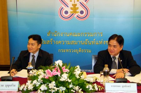 Kasem Munjan, deputy director-general of the Department of Probation, leads a June 13 meeting to develop strategies for reconciliation at the Tide Resort in Bangsaen.