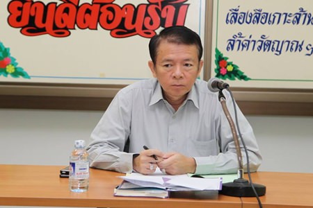 Banglamung District Chief Sakchai Taengho leads a meeting to brainstorm ideas to preserve water basins.