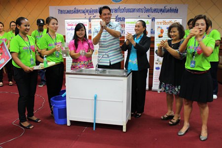 Mayor Itthiphol Kunplome demonstrates how to wash hands properly.