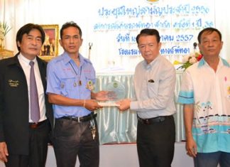 Plaques were presented to Nakhon Srinob and Winai Amcharoen, two co-op members who found, and returned, large amounts of cash left behind by tourists.