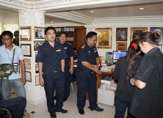 Military, NBTC raid 3 Pattaya community radio stations Police raid and shut down the Mangkorn Thurakit Co. (96 mhz) radio station on Soi Day-Night.