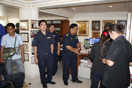 Police raid and shut down the Mangkorn Thurakit Co. (96 mhz) radio station on Soi Day-Night.