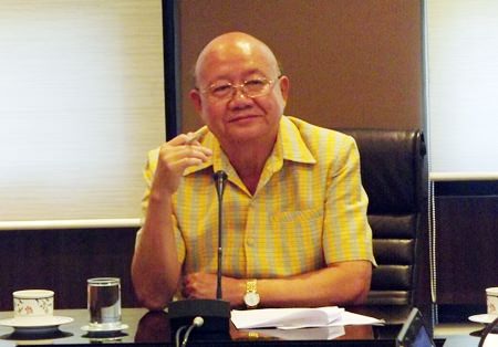 Deputy Mayor Wattana Chantanawaranon announces preliminary plans for this year’s Buddhist Lent Candle Parade and Competition.