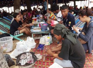 Ample parking gives Jomtien Beach edge among Thai tourists Sanee Umteewai (seated, left), who works in a factory in Ladkrabang, said she chose Jomtien for the parking.