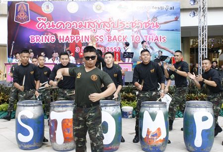 Chonburi military forces and regional police joined to “return happiness to Thais” at a parade and show in Pattaya.