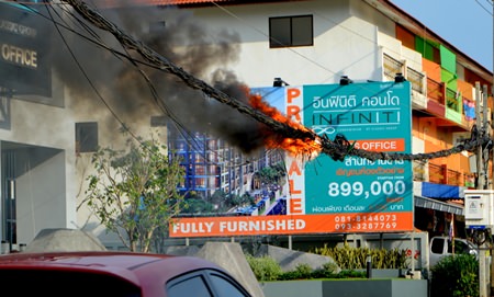 This tangle of wires in East Pattaya caught fire, and eventually fell to the ground and burnt itself out before firefighters arrived.