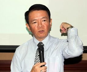 Banglamung District Chief Sakchai Taengho organized training for pawn shops and antique dealers on how to avoid selling stolen government property.