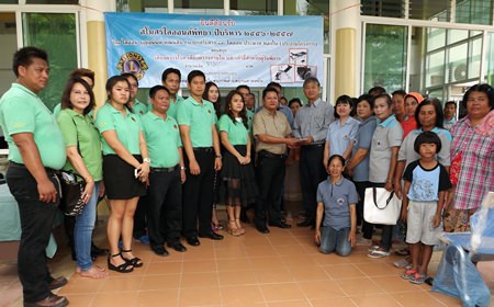 The Lions Club of Pattaya donated medical equipment and money to the Tanman Sub-district Health Promotion Hospital.