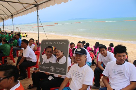 Siam Bayshore staff join the beach cleaning effort.