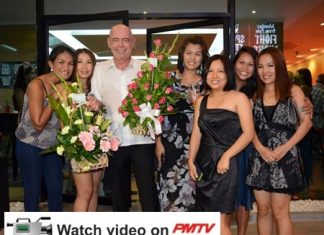 Stewart ‘Froggy” Fraser (center) celebrates the opening of his new venture, Fraser’s Pub on Thappraya Road.