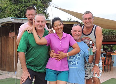 The lovely Nuan divides Friday’s winning teams of Martin & Muzza (left) and Sugar & Dennis.