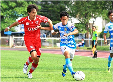 Pattaya United’s Pratran Senala (right) takes on Saraburi FC’s Korean defender Dai Min-Joo in their Thai division 1 fixture at the Saraburi Stadium, Saturday, May 31.  (Photo courtesy Pattaya United)