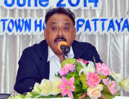 PSC President Peter Malhotra addresses club members at the meeting.