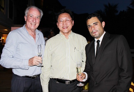 (L to R) Dr. Iain Corness chats with Pongsak Tiamsuttikarn, marketing & sales director of the World Class Wine Co., Ltd., and Joan Carreras, Brand Ambassador - Southeast Asia of Freixenet.